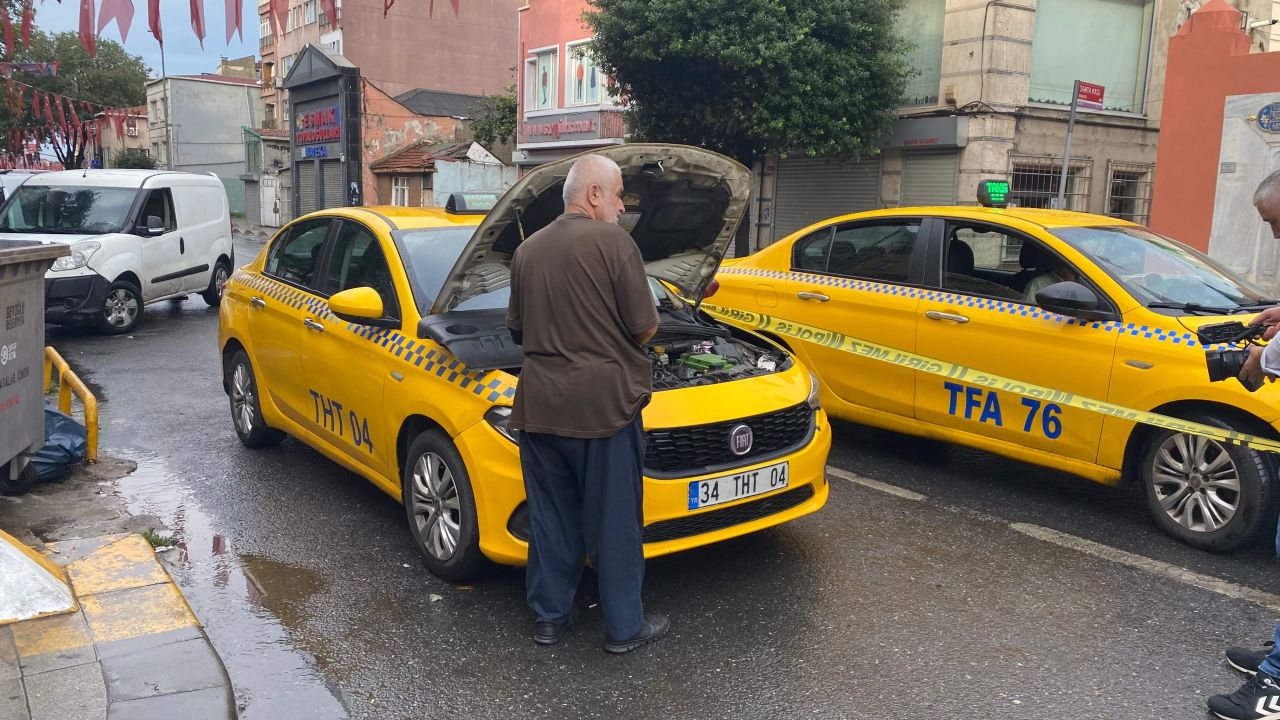 İstanbul Beyoğlu'nda silah sesleri yükseldi! Kurşunlar taksiye isabet etti - 1. Resim