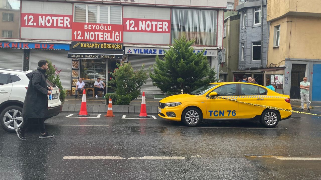 İstanbul Beyoğlu'nda silah sesleri yükseldi! Kurşunlar taksiye isabet etti - 2. Resim