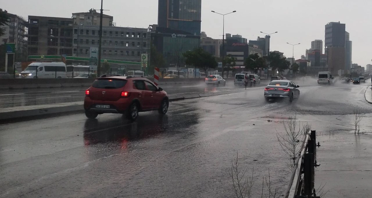 İstanbul'da sağanak yağış: Sürücüler zor anlar yaşadı - 2. Resim