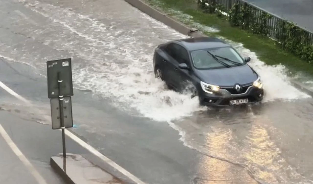 İstanbul'da sağanak yağış: Sürücüler zor anlar yaşadı - 1. Resim