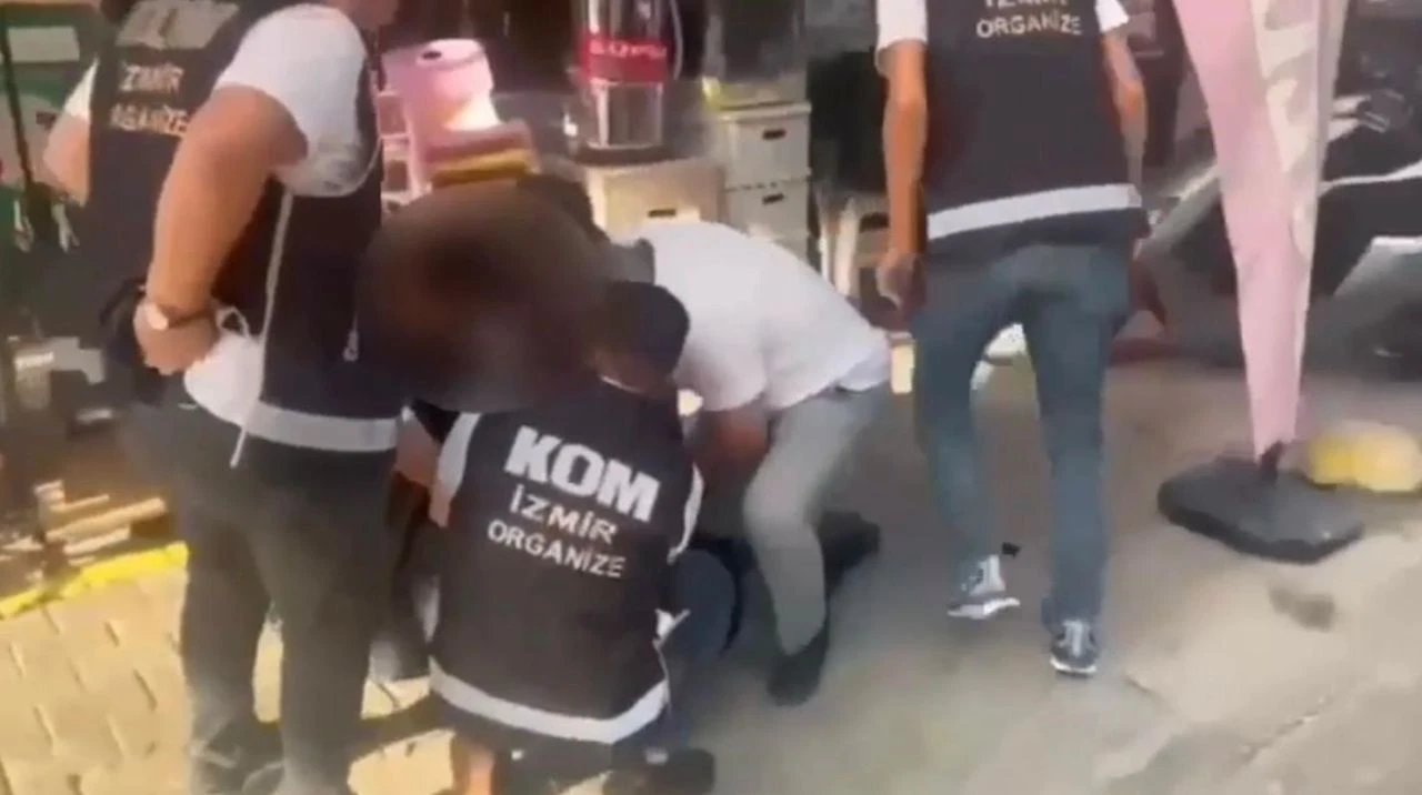 İzmir'de nefes kesen operasyon! Esnaftan zorla araç toplayan çete çökertildi