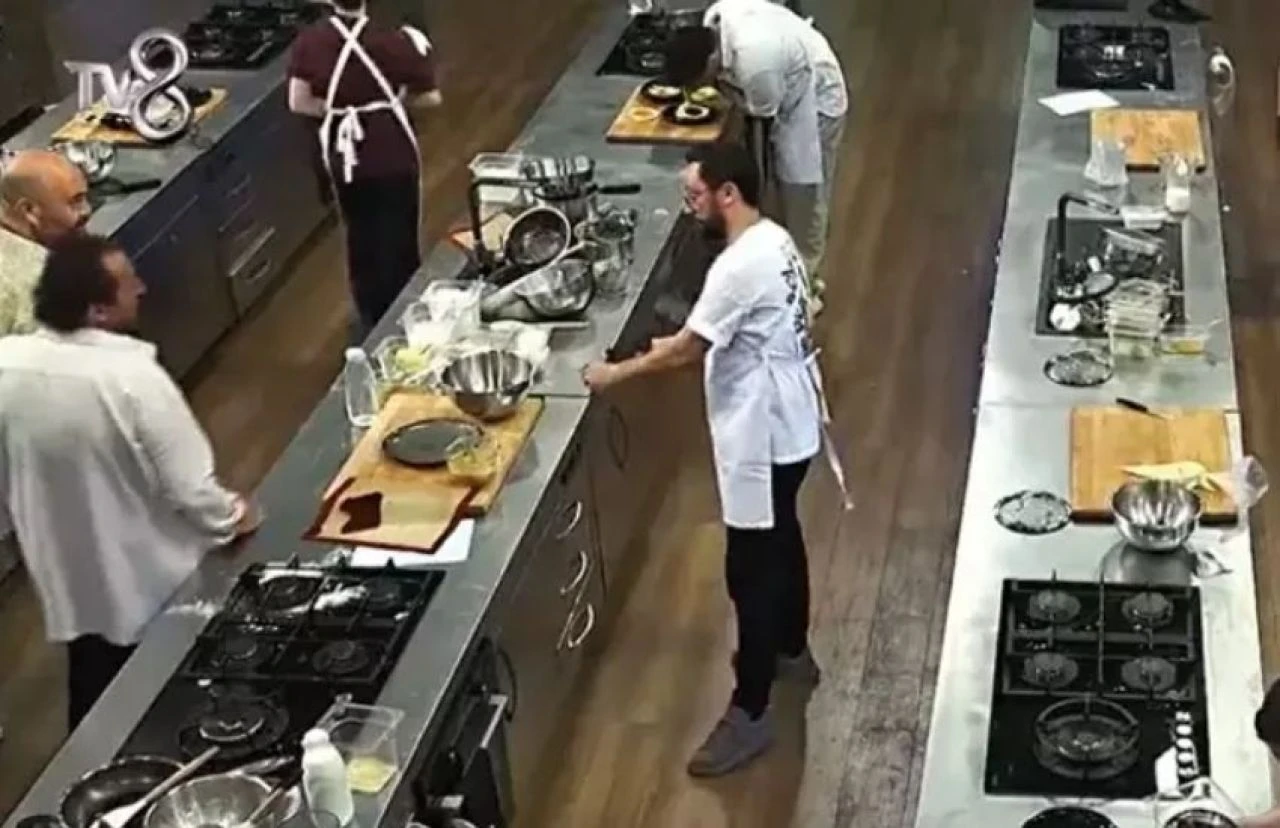Masterchef Türkiye yarışmasında şefler gülmekten konuşamadı! Ensar'ın tekniği kahkahalara neden oldu