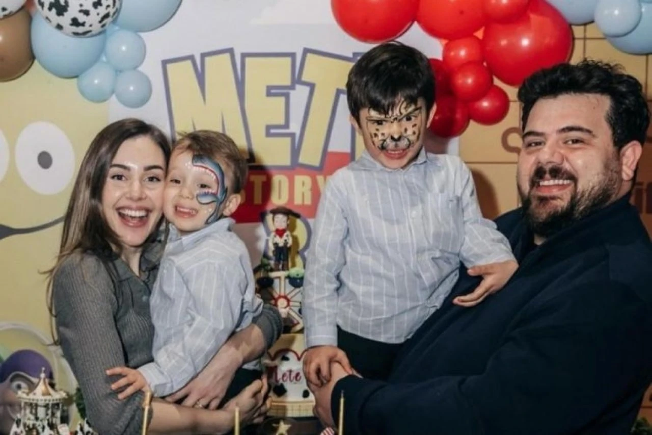 Berfu Yenenler'i çıldırtan olay: Mekan sahibi çocuklarını tersledi - 1. Resim