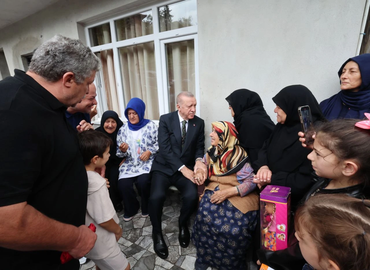 Cumhurbaşkanı Erdoğan Rize'de komşularıyla bir araya geldi - 1. Resim