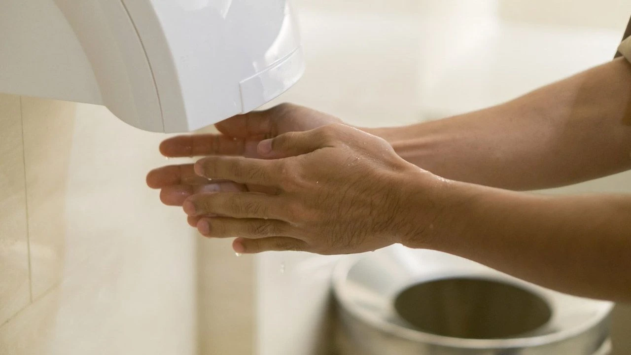 El kurutma cihazlarını kullananlar aman dikkat! AVM'lerin vazgeçilmezi hasta ediyor - 2. Resim