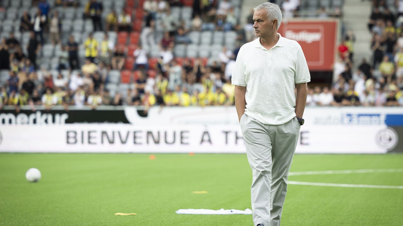 Fenerbahçe&#039;de ayrılık krizi! Jose Mourinho&#039;nun biletini kestiği iki isim teklifleri geri çevirdi