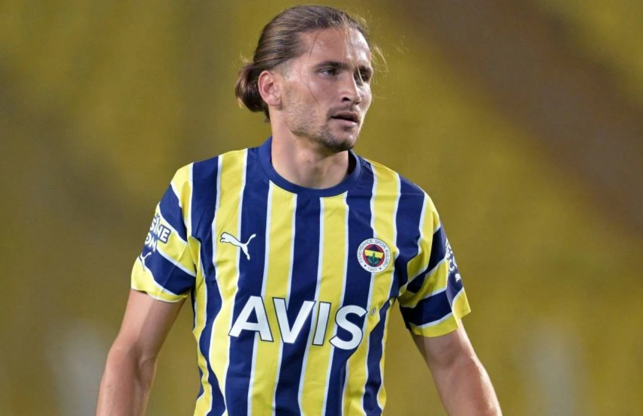 Fenerbahçe'de ayrılık krizi! Jose Mourinho'nun biletini kestiği iki isim teklifleri geri çevirdi - 2. Resim