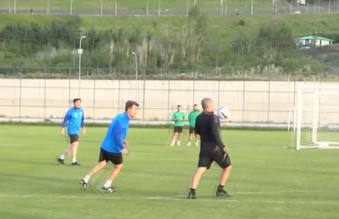 Form geçici, klas kalıcı! Antalyaspor Teknik Direktörü Alex de Souza idmanda gençlere taş çıkarttı