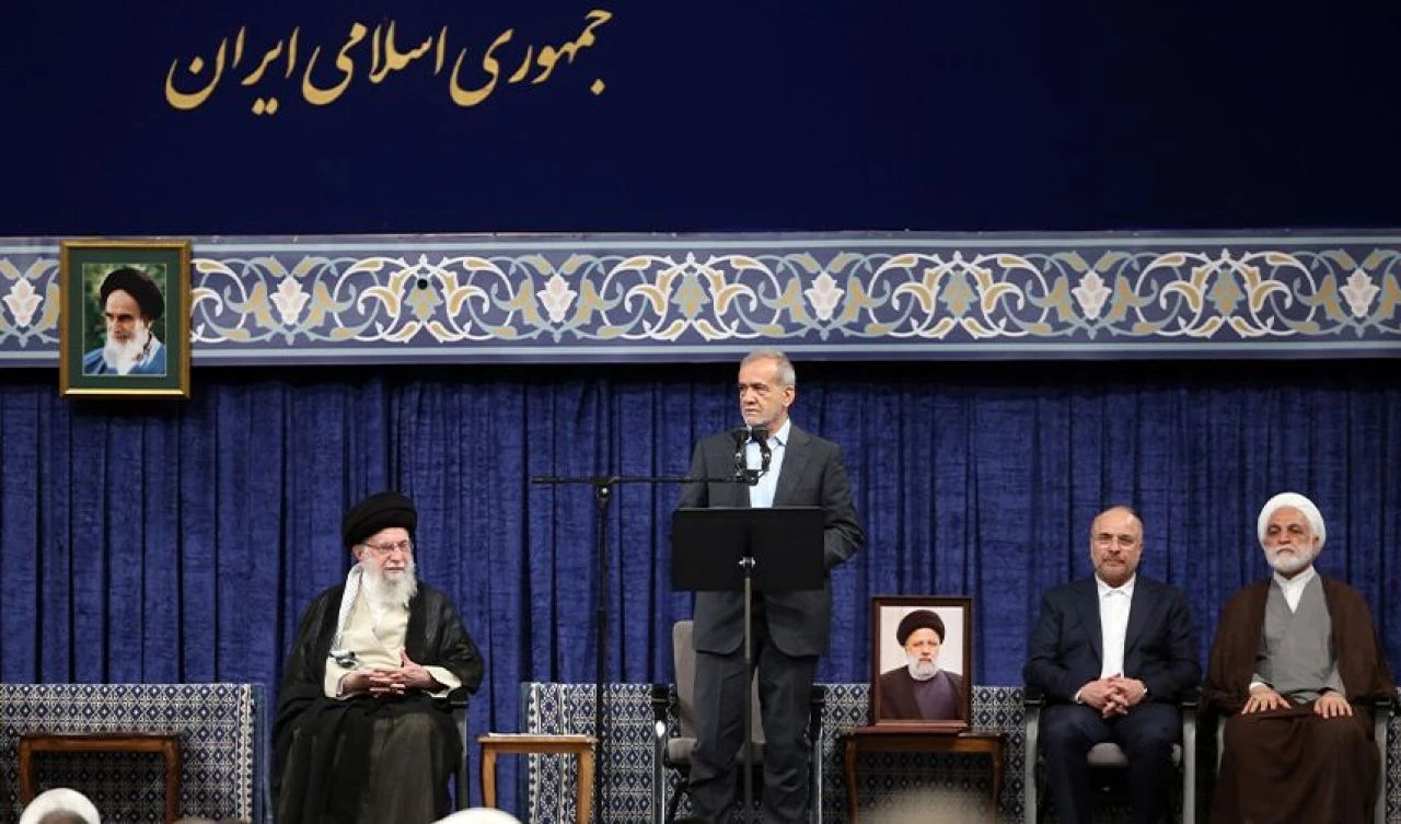 İran’ın yeni Cumhurbaşkanı Pezeşkiyan mazbatasını aldı! Hamaney'den açık destek geldi