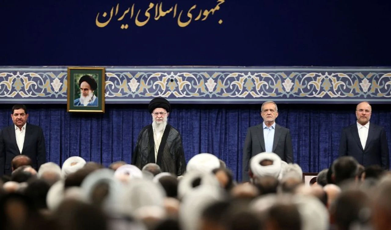 İran’ın yeni Cumhurbaşkanı Pezeşkiyan mazbatasını aldı! Hamaney'den açık destek geldi