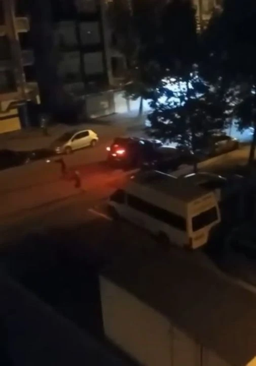 Sokak ortasında pompalı tüfekli çatışma kamerada! "Ne dik dik bakıyorsun" deyince ortalık karıştı - 1. Resim