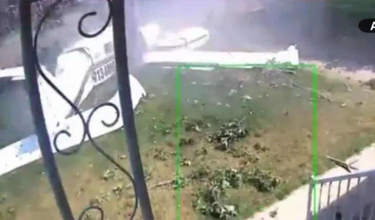 Uçak evin bahçesine düştü! İşte o anlar - 1. Resim