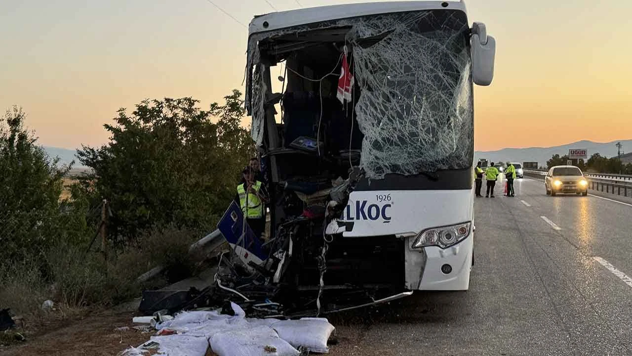 Afyonkarahisar'da feci kaza! Yolcu otobüsüyle kamyon çarpıştı: 1 ölü, 9 yaralı - 2. Resim