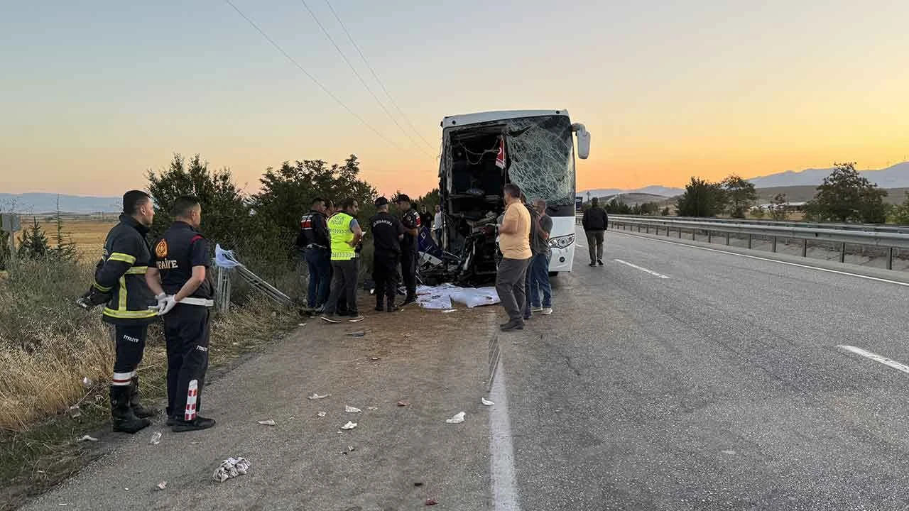 Afyonkarahisar'da feci kaza! Yolcu otobüsüyle kamyon çarpıştı: 1 ölü, 9 yaralı - 1. Resim