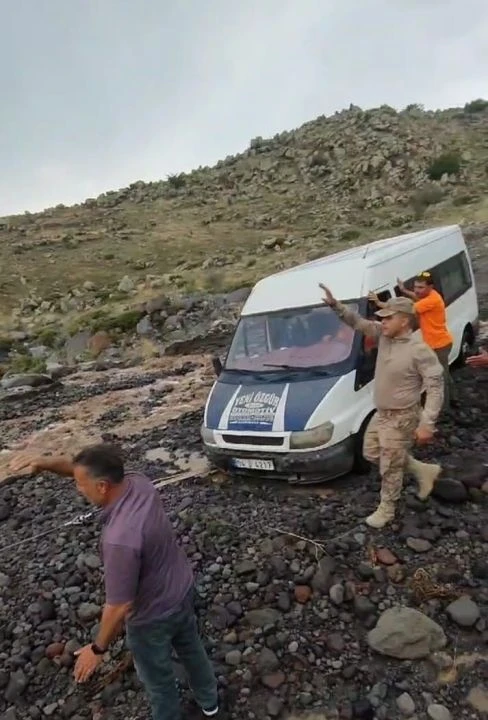 Ağrı Dağı'nda sel felaketi! Zırhlı araçlarla kurtarma operasyonu: Binlerce turist mahsur kaldı - 1. Resim