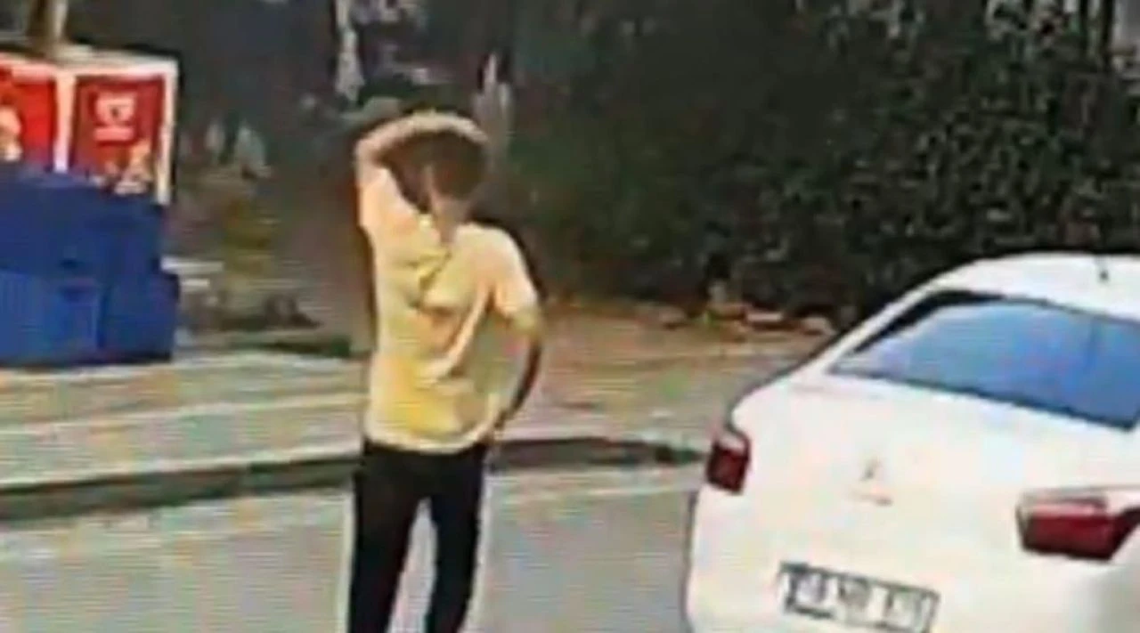 Arabası gözünün önünde çalındı! Hırsızların peşlerinden koştuğu anlar kamerada