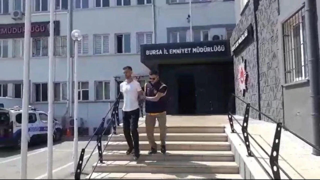 Arabası gözünün önünde çalındı! Hırsızların peşlerinden koştuğu anlar kamerada