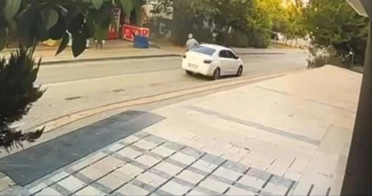 Arabası gözünün önünde çalındı! Hırsızların peşlerinden koştuğu anlar kamerada