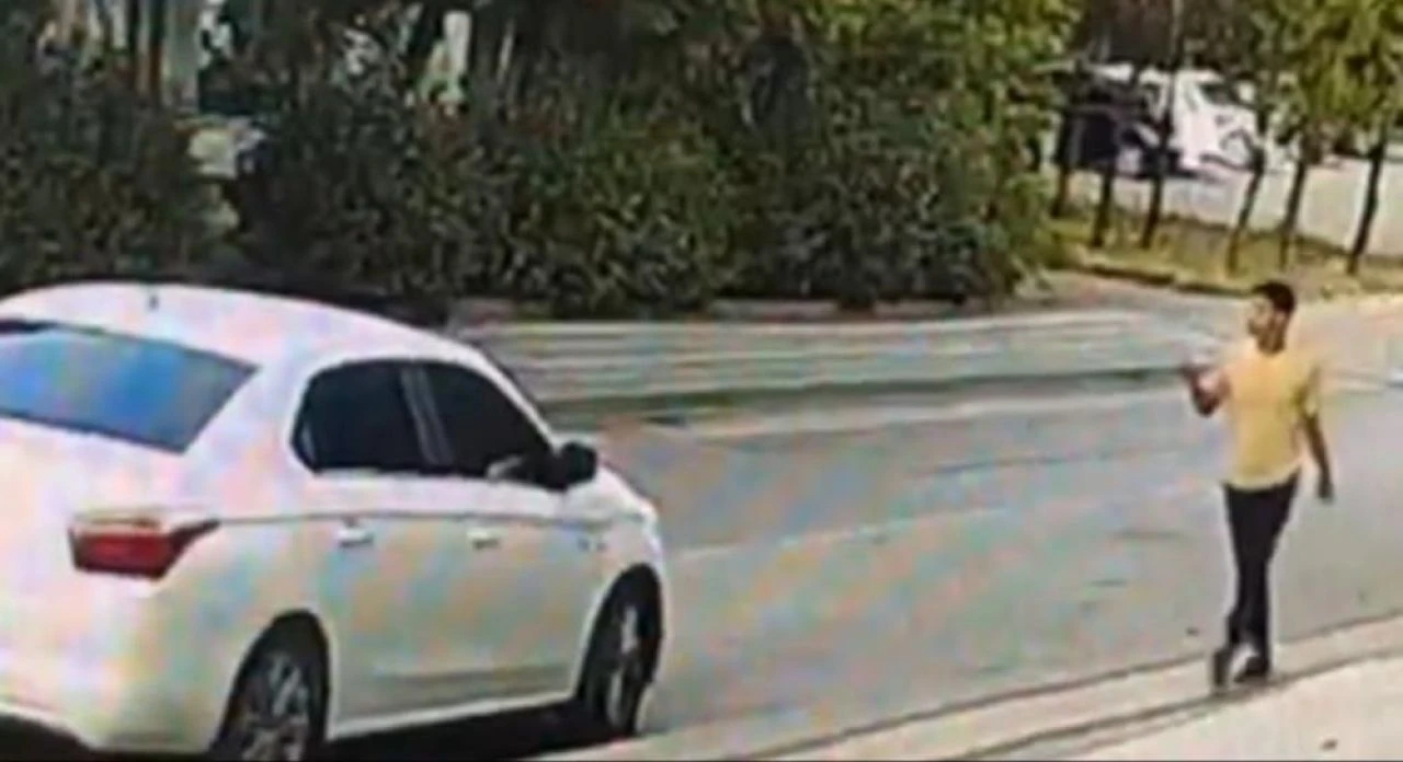 Arabası gözünün önünde çalındı! Hırsızların peşlerinden koştuğu anlar kamerada