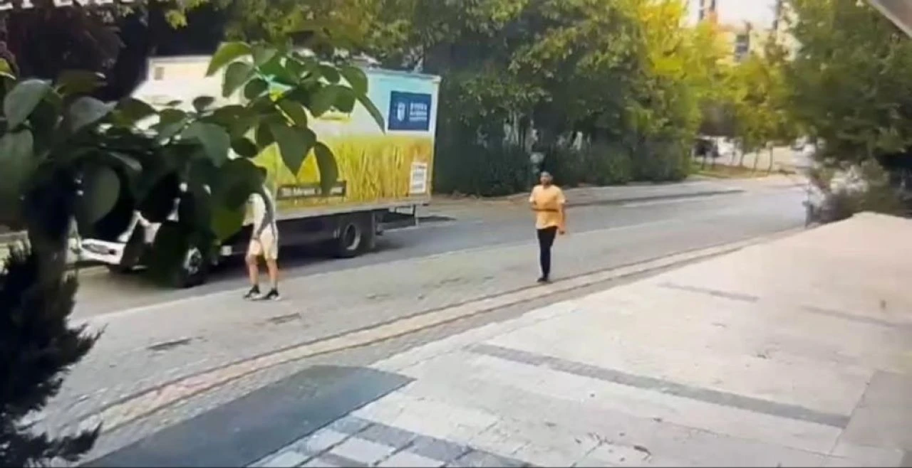 Arabası gözünün önünde çalındı! Hırsızların peşlerinden koştuğu anlar kamerada