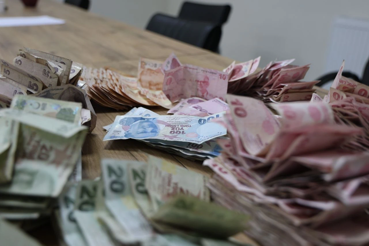 Dilencinin bir günlük kazancı dudak uçuklattı! Üzerinden tomar tomar para çıktı - 2. Resim