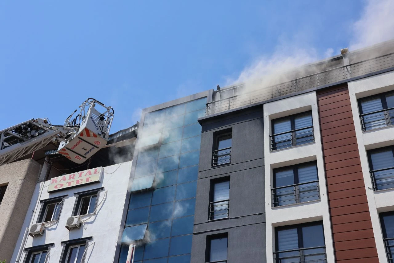 İzmir’de sendika binasında korkutan yangın: Alevlerin arasından zor kurtuldular - 1. Resim