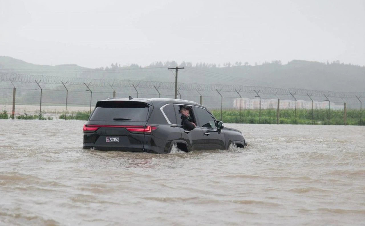 Kuzey Kore'yi sel aldı, binlerce kişi yerinden oldu! Kim Jong-un açtı ağzını yumdu gözünü