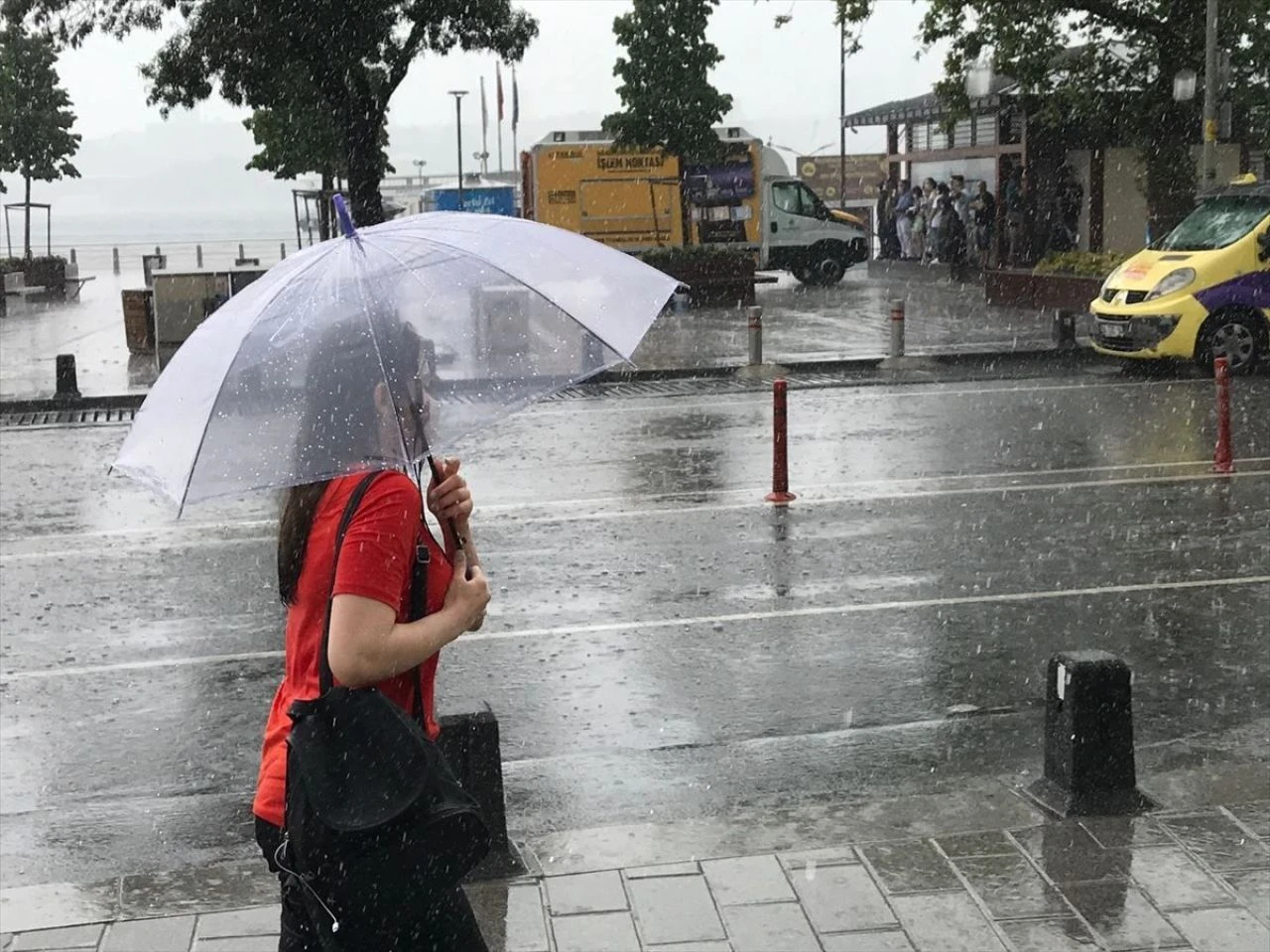Meteoroloji'den Eyyam-ı Bahur sıcakları düzeltmesi! İstanbul, İzmir ve Ankara için yanlış alarm, şemsiyeleri hazırlayın