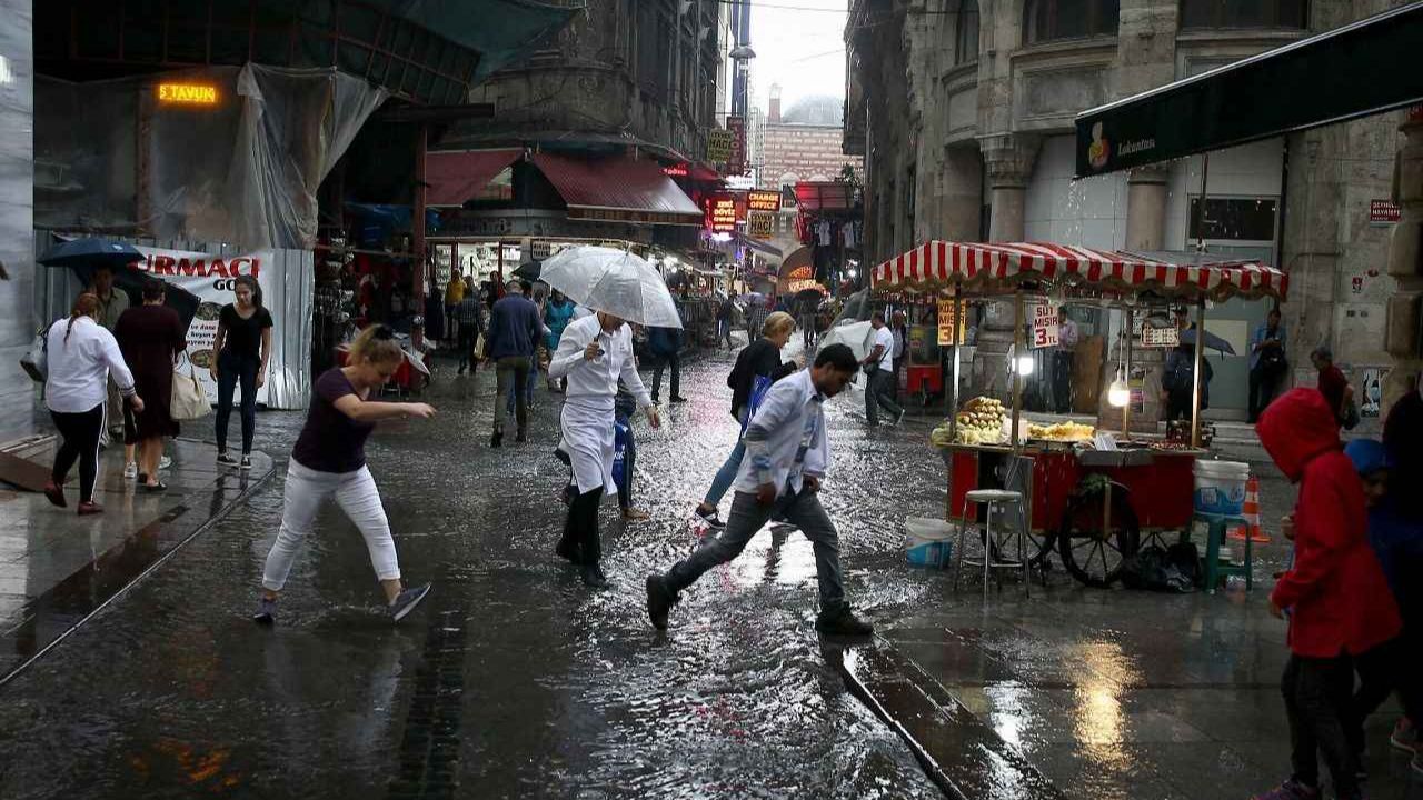 Meteoroloji&#039;den Eyyam-ı Bahur sıcakları düzeltmesi! İstanbul, İzmir ve Ankara için yanlış alarm, şemsiyeleri hazırlayın