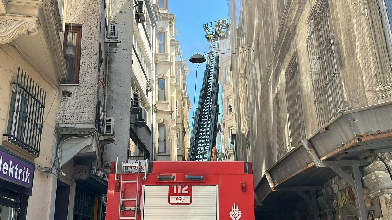 Son dakika |  Beyoğlu'nda 3 katlı bir binada yangın! Ekipler olay yerinde - 3. Resim