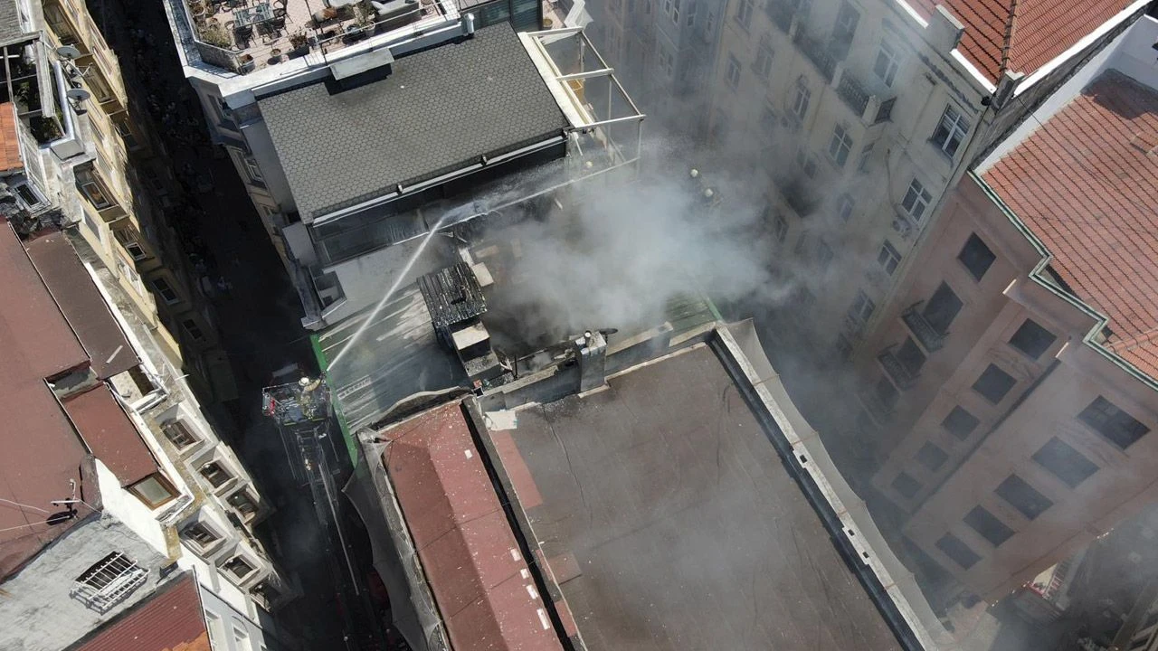 Son dakika |  Beyoğlu'nda 3 katlı bir binada yangın! Ekipler olay yerinde - 2. Resim