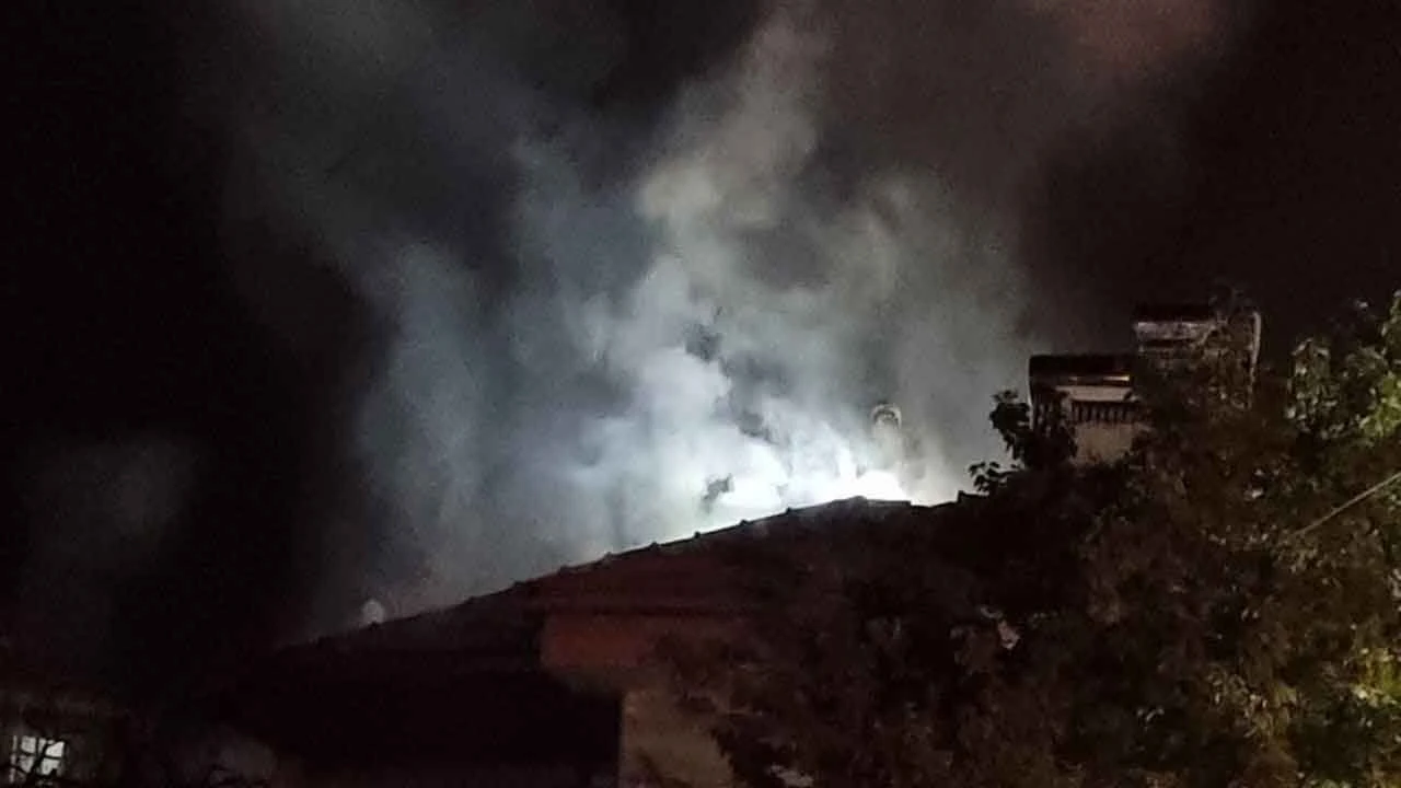 2 katlı evde yangın: Facianın eşiğinden dönüldü - 1. Resim