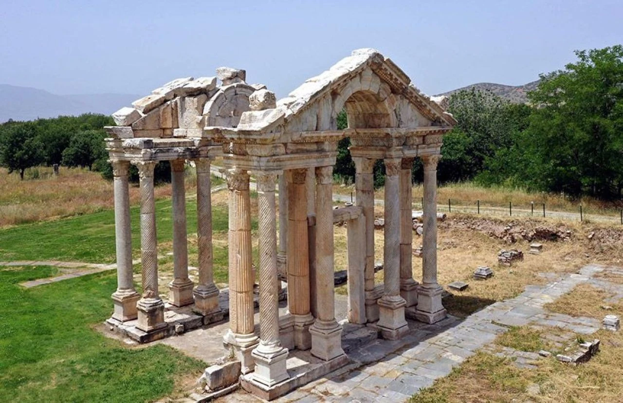 Aydın'da heyecanlandıran keşif: Normal insan ölçüsünün üstünde! Yunan tanrısı Zeus’un mermer başı bulundu