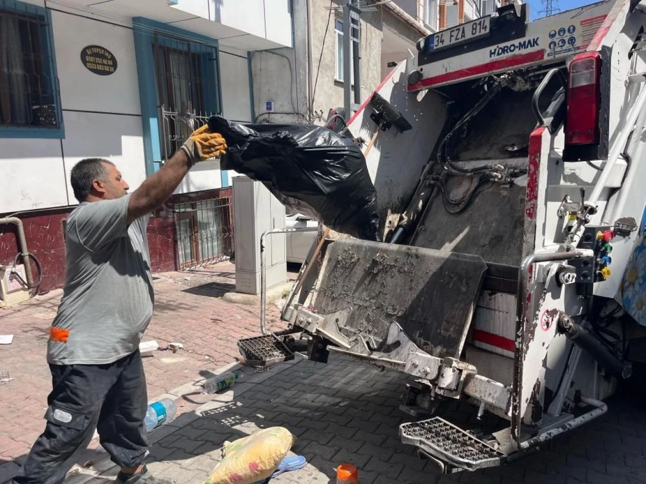 Bir çöp ev vakası daha! Sürekli siyah poşetle eve giriyorlardı: Çöpleri gören polis şoke oldu - 2. Resim