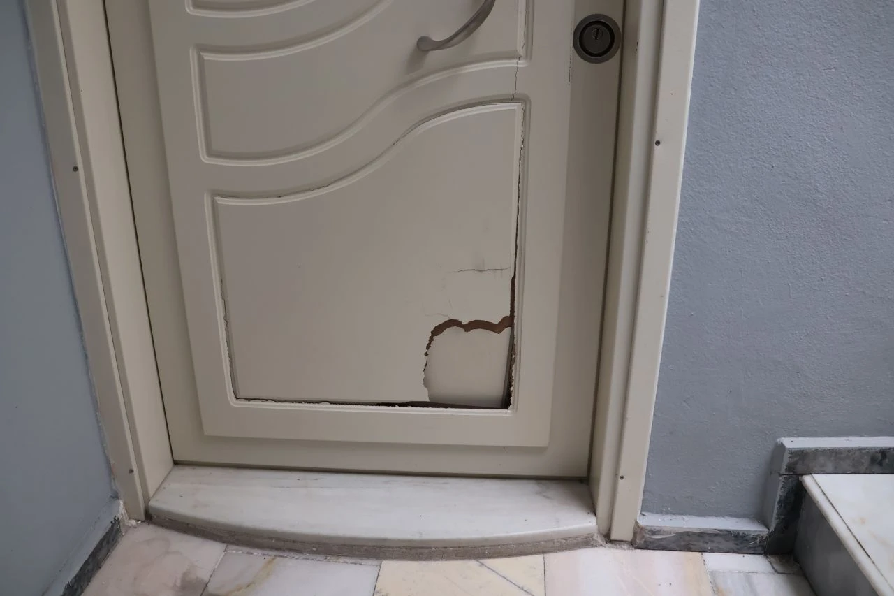 Ev sahibi, kiracıya dehşeti yaşattı! Kapıyı tekmeleyerek kırdı, tehditler savurdu - 1. Resim