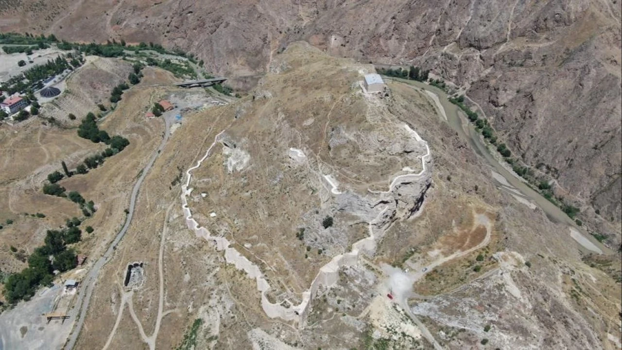 Fethedilemeyen Türk Kalesi olarak biliniyor! Evliya Çelebi'nin Seyahatname'de anlattığı Divriği Kalesi 8 asır sonra bile dikkat çekiyor - 4. Resim