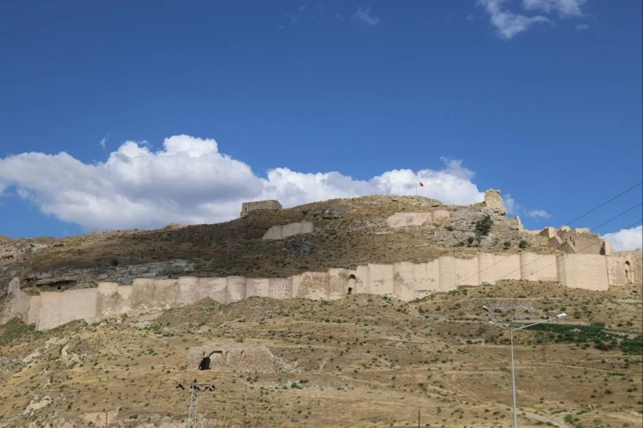 Fethedilemeyen Türk Kalesi olarak biliniyor! Evliya Çelebi'nin Seyahatname'de anlattığı Divriği Kalesi 8 asır sonra bile dikkat çekiyor - 1. Resim