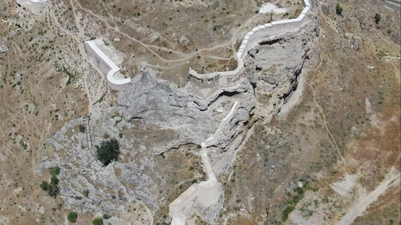 Fethedilemeyen Türk Kalesi olarak biliniyor! Evliya Çelebi'nin Seyahatname'de anlattığı Divriği Kalesi 8 asır sonra bile dikkat çekiyor - 3. Resim