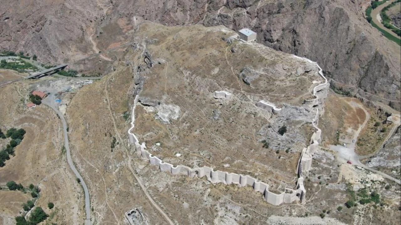 Fethedilemeyen Türk Kalesi olarak biliniyor! Evliya Çelebi'nin Seyahatname'de anlattığı Divriği Kalesi 8 asır sonra bile dikkat çekiyor - 6. Resim