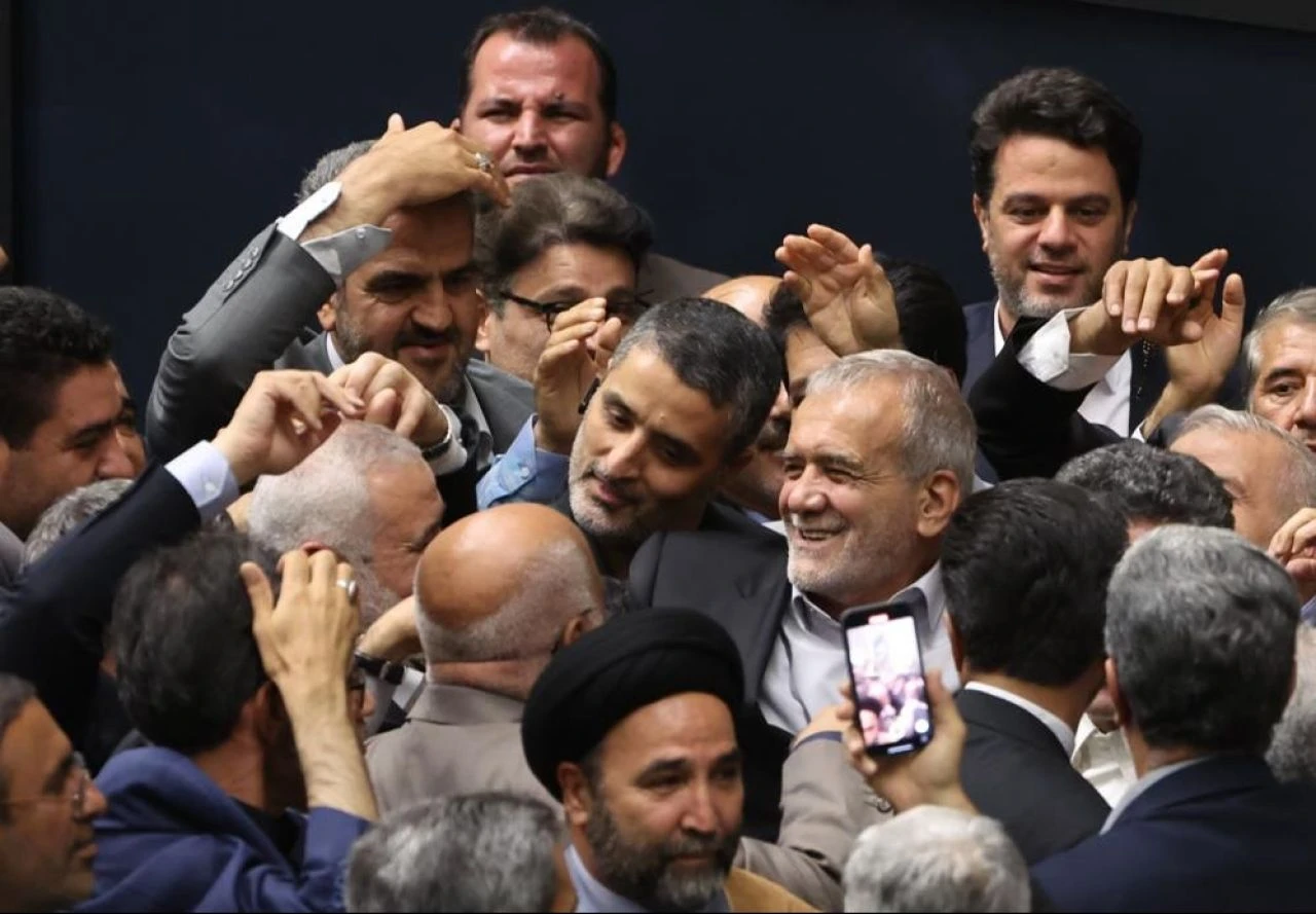 Göreve başlayan İran Cumhurbaşkanı Pezeşkiyan: Bölgenin ilk sırasında yer alan bir ülke olacağız!