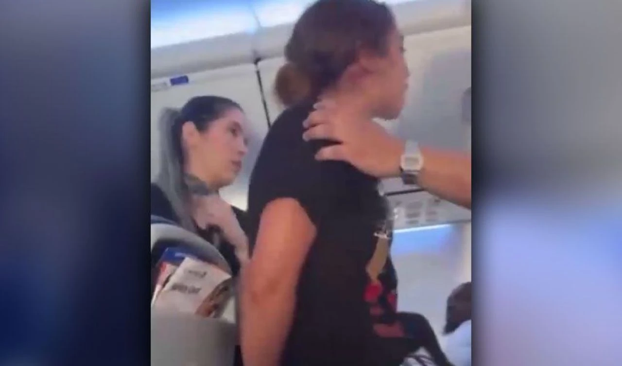 Havada şoke eden olay: Yolcu, kabin görevlisini ısırdı! Pilotlar acil iniş talep etti