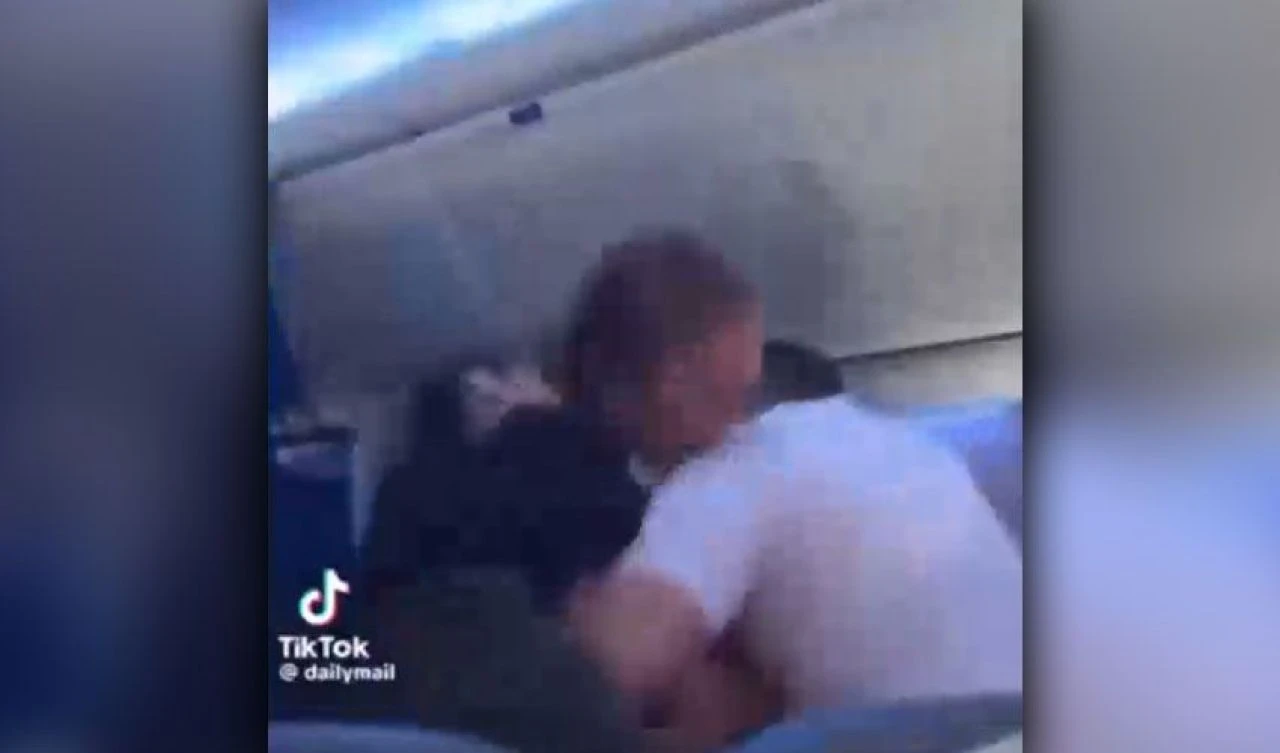 Havada şoke eden olay: Yolcu, kabin görevlisini ısırdı! Pilotlar acil iniş talep etti
