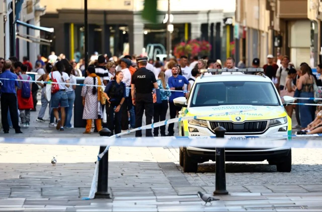 İngiltere'de kimyasal saldırı paniği: İnsanlar hortumla yıkanıp hastaneye kaldırıldı - 3. Resim