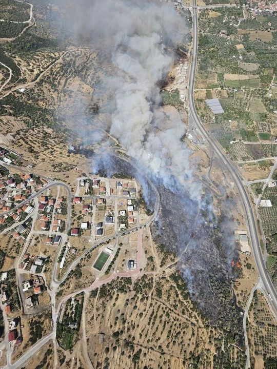 İzmir Menemen'de makilik alan yangınında çalışmalar sürüyor - 1. Resim