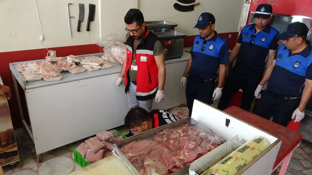 Kaçak kasaplara şok baskın! Kilolarca tarihi geçmiş eti vatandaşa satacaklarmış