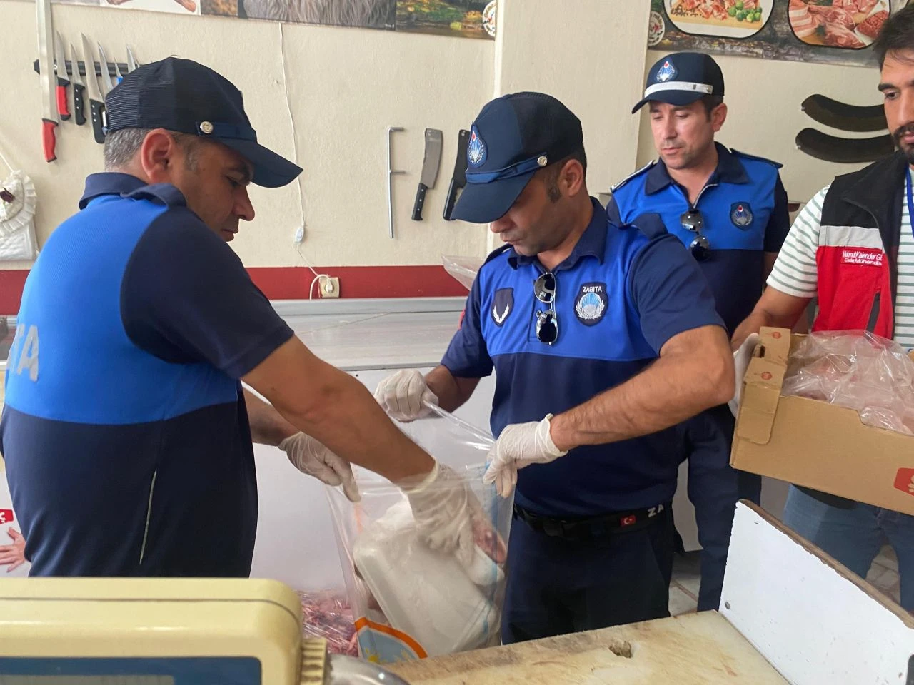 Kaçak kasaplara şok baskın! Kilolarca tarihi geçmiş eti vatandaşa satacaklarmış - 1. Resim