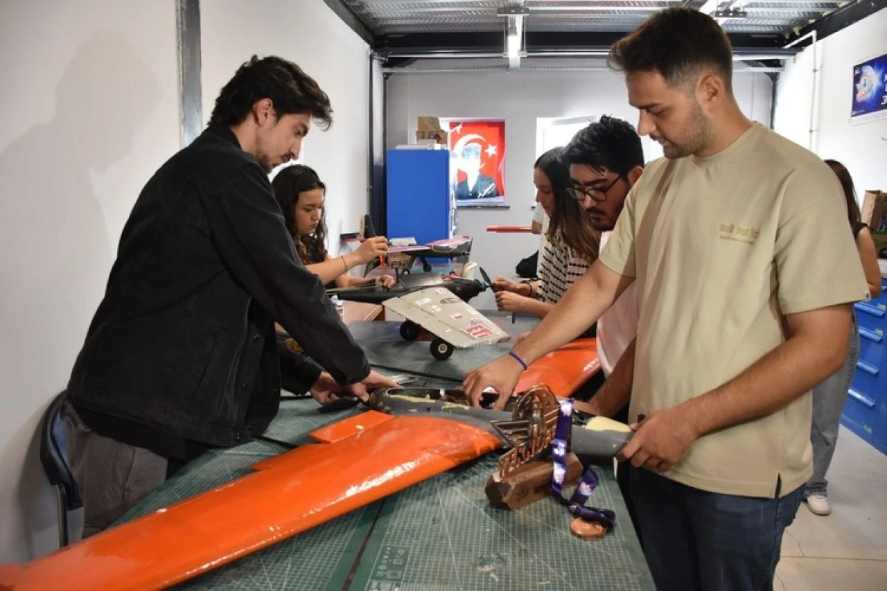 Otonom havalanıp kenetlendiği insansız hava aracını takip eden 'Gölge' ile TEKNOFEST'te birincilik hedefliyorlar