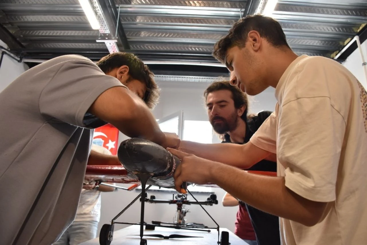 Otonom havalanıp kenetlendiği insansız hava aracını takip eden 'Gölge' ile TEKNOFEST'te birincilik hedefliyorlar