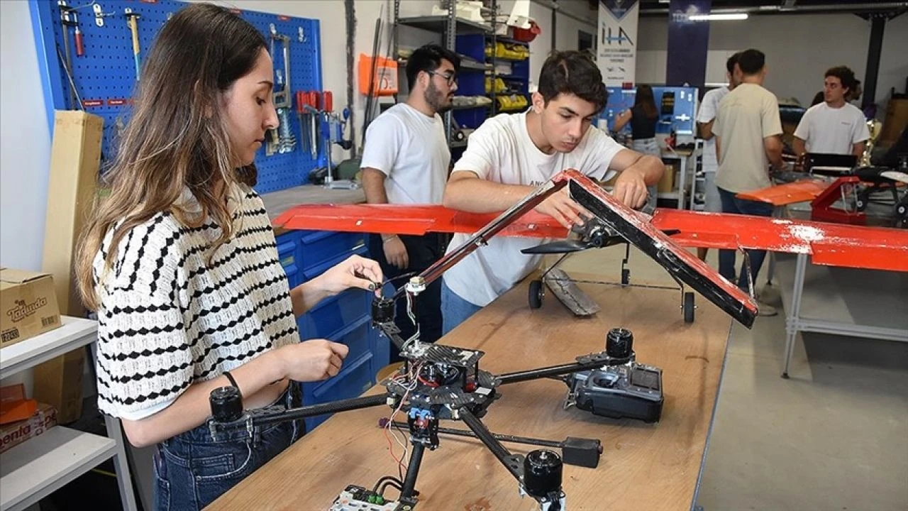 Otonom havalanıp kenetlendiği insansız hava aracını takip eden 'Gölge' ile TEKNOFEST'te birincilik hedefliyorlar