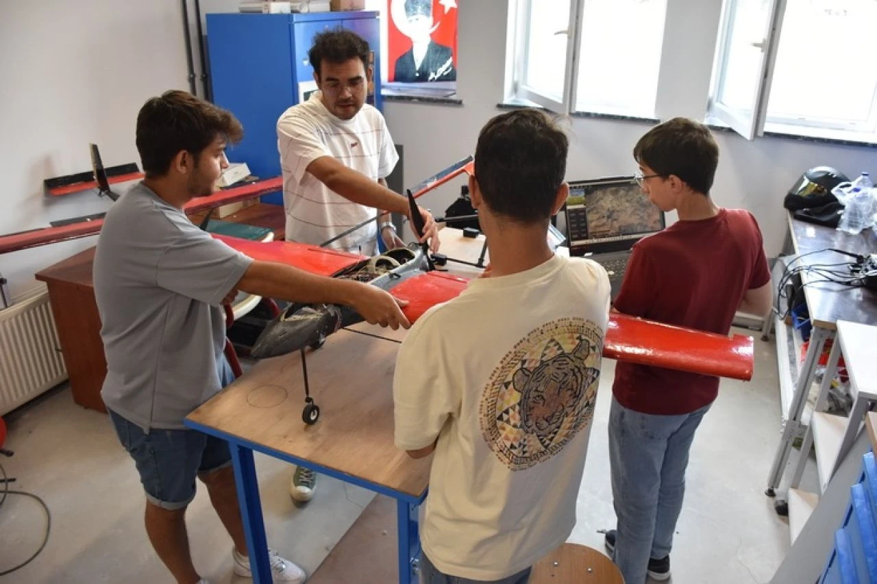 Otonom havalanıp kenetlendiği insansız hava aracını takip eden 'Gölge' ile TEKNOFEST'te birincilik hedefliyorlar